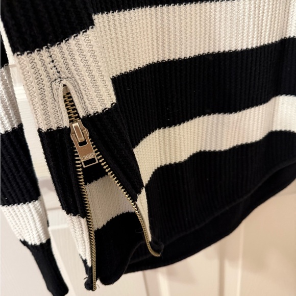 Urban outfitters x UNIF oversized sweater in size small. - Picture 3 of 4